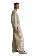 Afbeelding in Gallery-weergave laden, Fear of God ESSENTIALS Timber Lounge Fleece Baggy Sweatpants