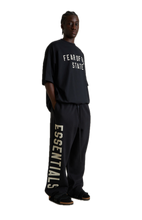 Afbeelding in Gallery-weergave laden, Fear of God ESSENTIALS Jet Black Lounge Fleece Baggy Sweatpants