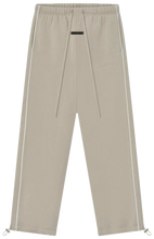 Afbeelding in Gallery-weergave laden, Fear of God Essentials Relaxed Fleece Sweatpant With Piping 'Timber/Cloud White'