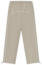 Afbeelding in Gallery-weergave laden, Fear of God Essentials Relaxed Fleece Sweatpant With Piping 'Timber/Cloud White'