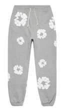 Afbeelding in Gallery-weergave laden, Denim Tears The Cotton Wreath Sweatpants Grey
