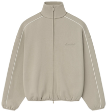 Afbeelding in Gallery-weergave laden, Fear of God Essentials Relaxed Fleece Sweatpant With Piping 'Timber/Cloud White'
