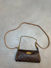 Load image into Gallery viewer, Louis Vuitton Eva Kelly (like new)
