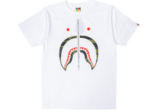 Afbeelding in Gallery-weergave laden, BAPE A Bathing Ape 1st Camo Shark Tee White/Green
